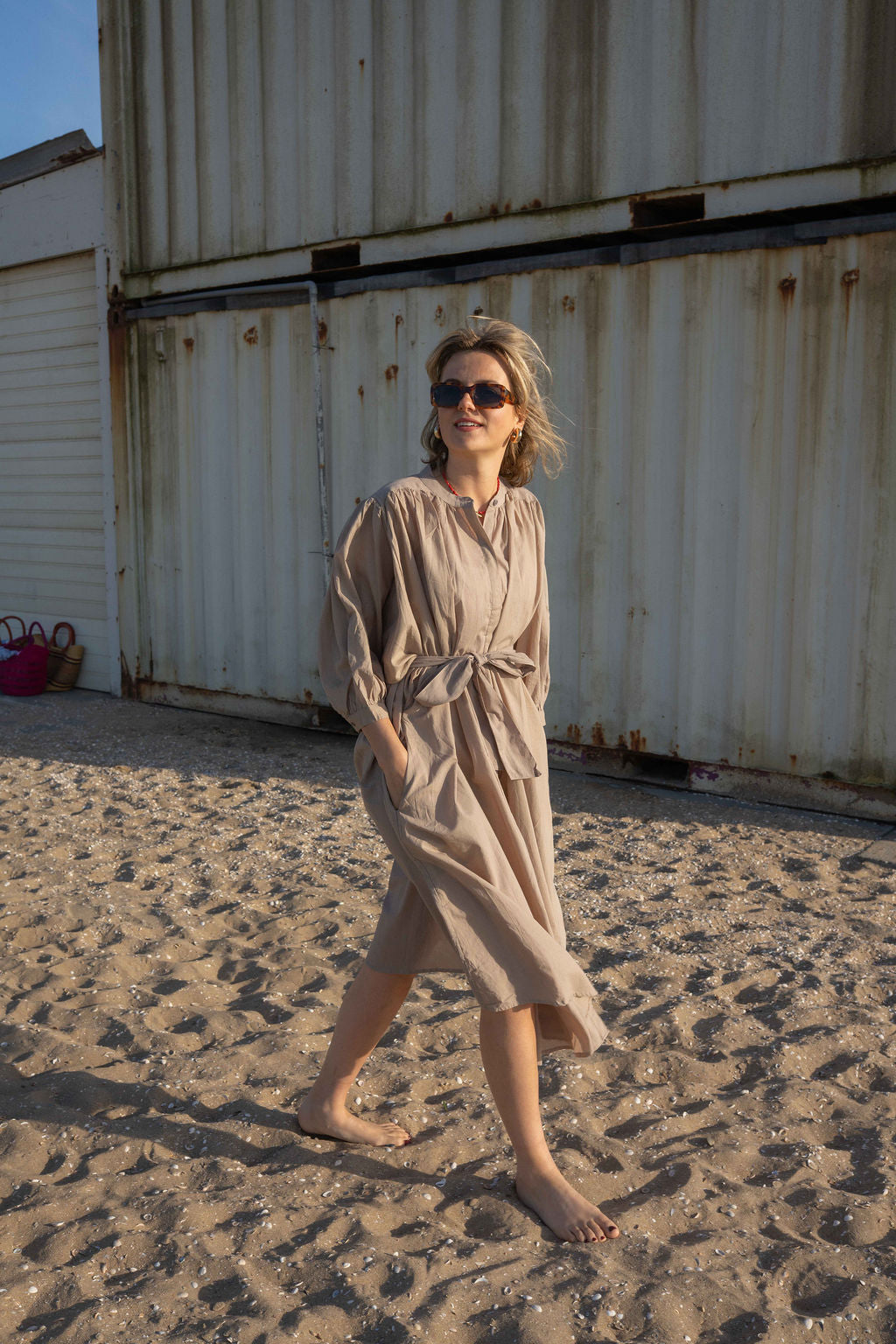 Jurk met strikceintuur in zandkleur