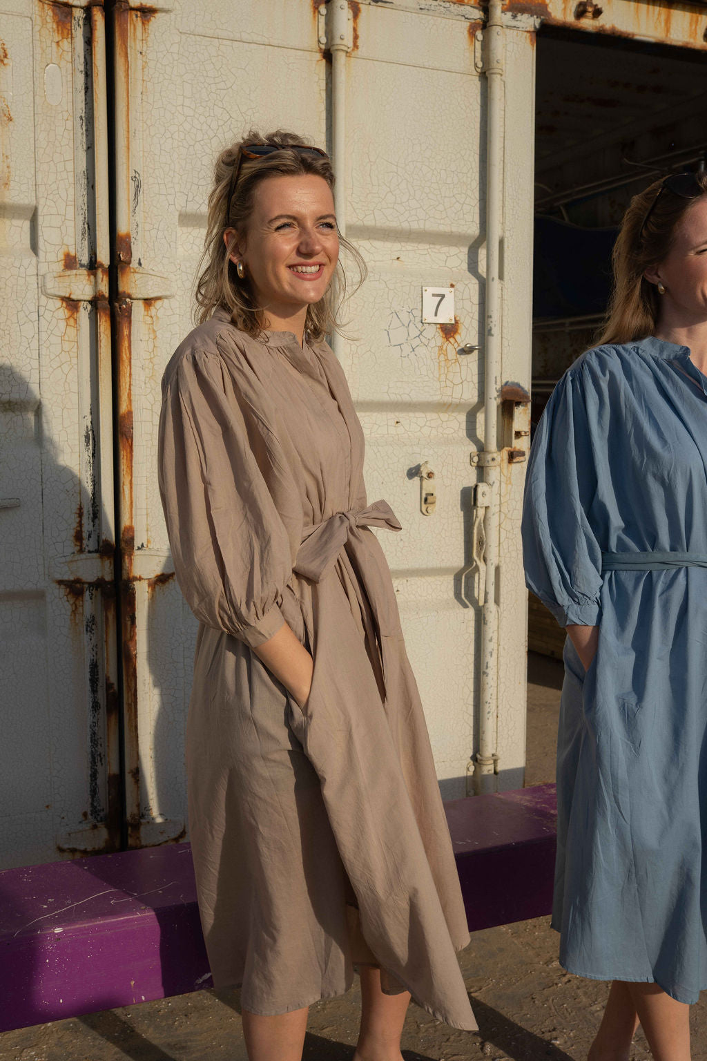 Jurk met strikceintuur in zandkleur