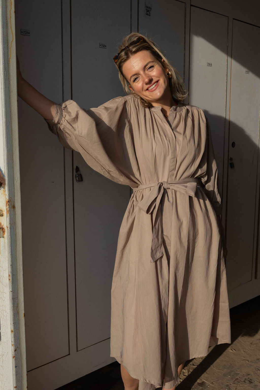 Jurk met strikceintuur in zandkleur