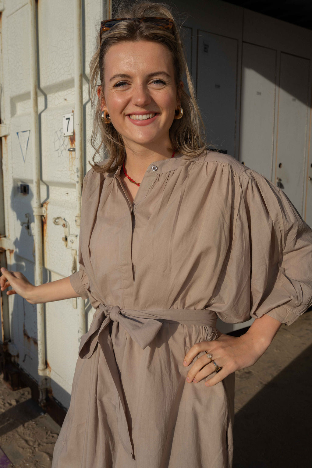 Jurk met strikceintuur in zandkleur