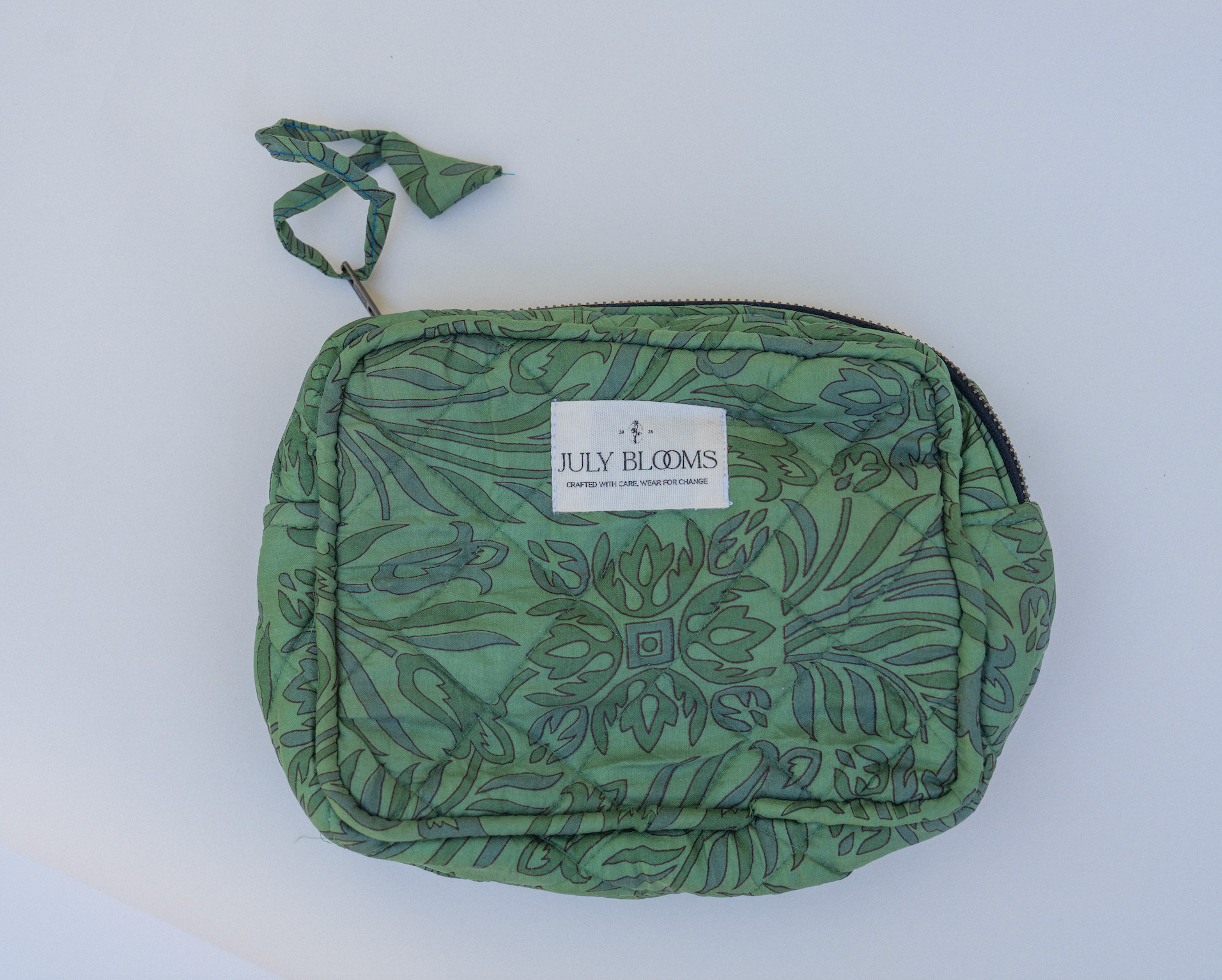 Kan je deze tas goed in beeld brengen als een los product, het gaat om de toilettas. Maak het dat het lijkt alsof het gevuld is.